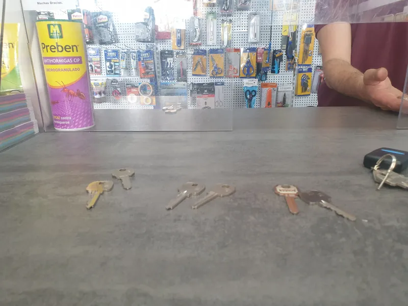 Mostrador de la ferretería con llaves recién copiadas y el expositor de herramienta al fondo